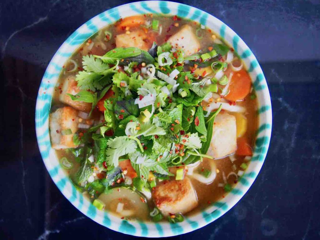 Asiatische Gemüsesuppe mit Tofu und Nudeln