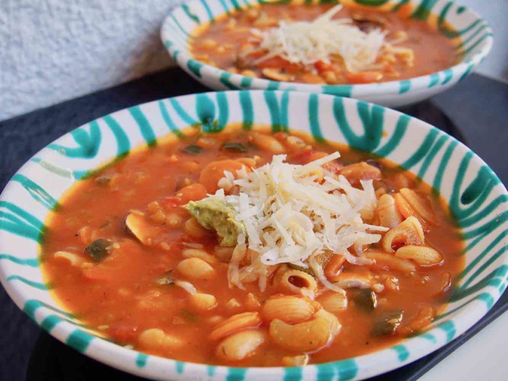 Minestrone mit Parmesan und Pesto