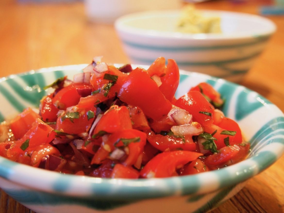 Pico de Gallo: Tomatenwürfel mit Zwiebel, Koriander und Chili