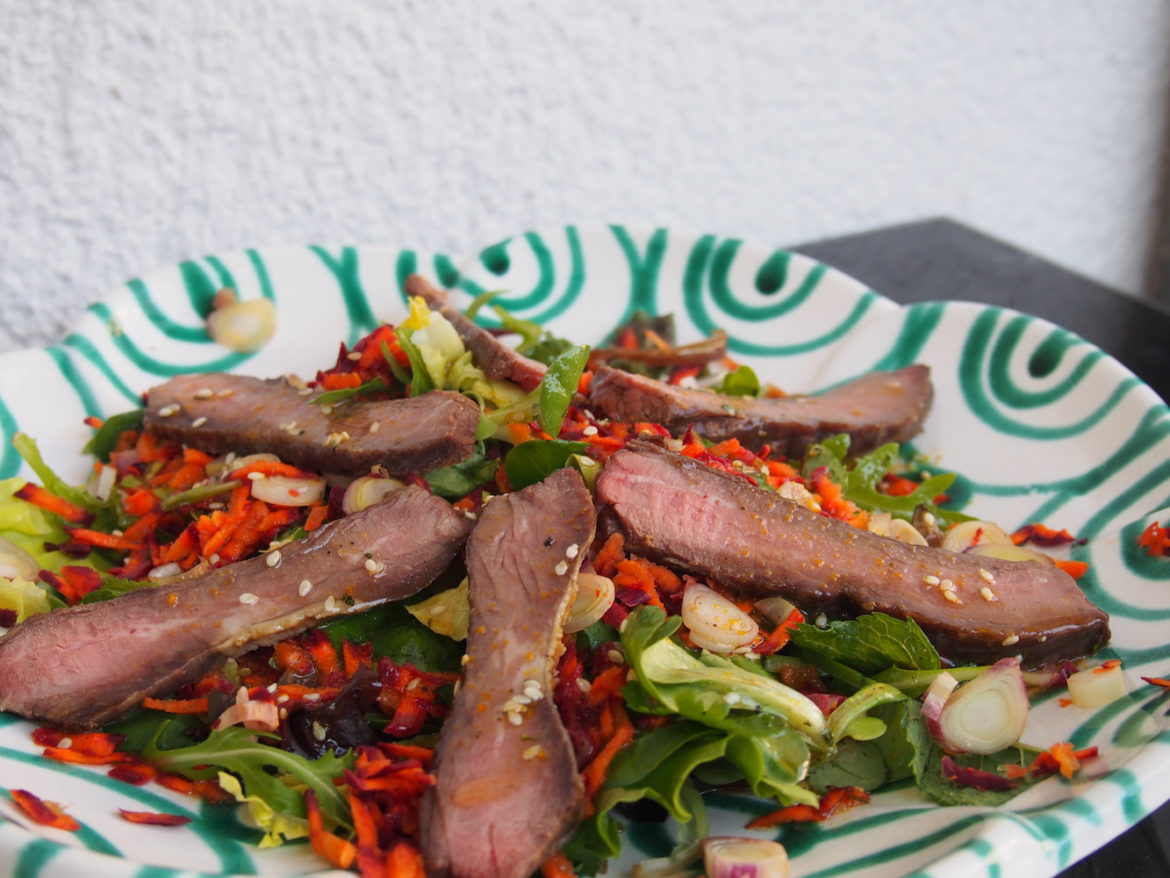Thai-Style Beef Salad mit kräutern und gemüsestücken