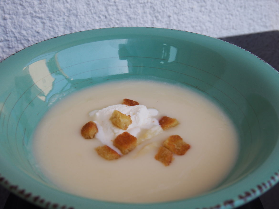 Cremesuppe aus weißem Spargel mit Schlagobers/Sahne und Croutons