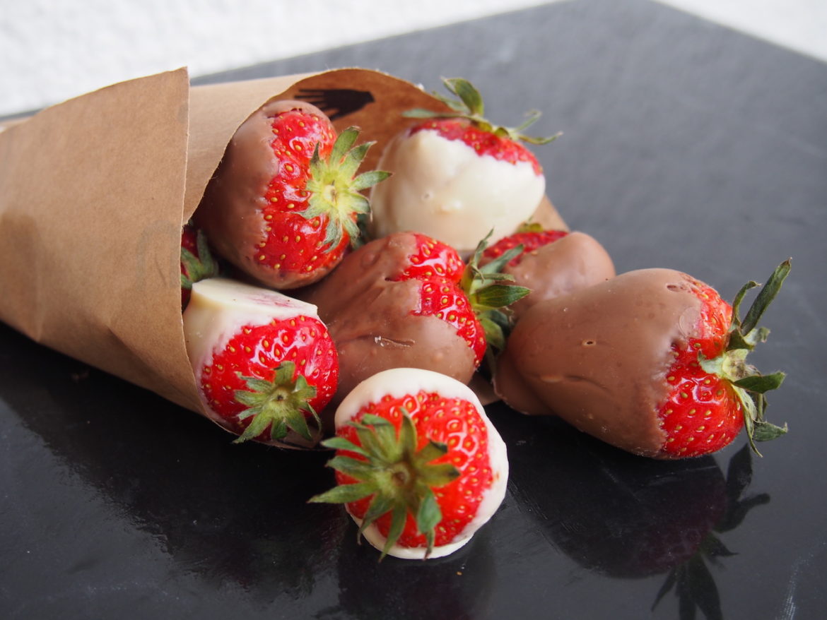 Erdbeeren mit Schokoladenüberzug