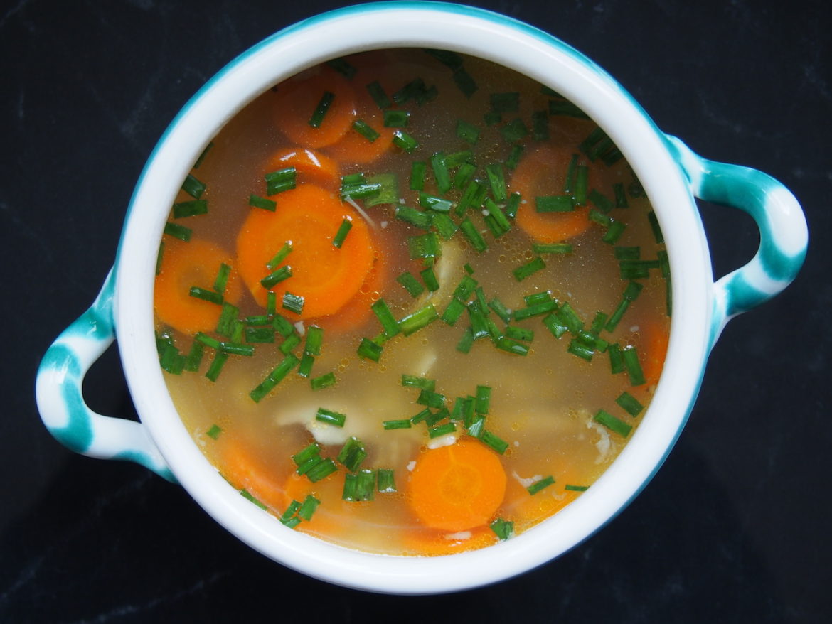 Hühnersuppe mit Karotten, gelben Rüben und Schnittlauch