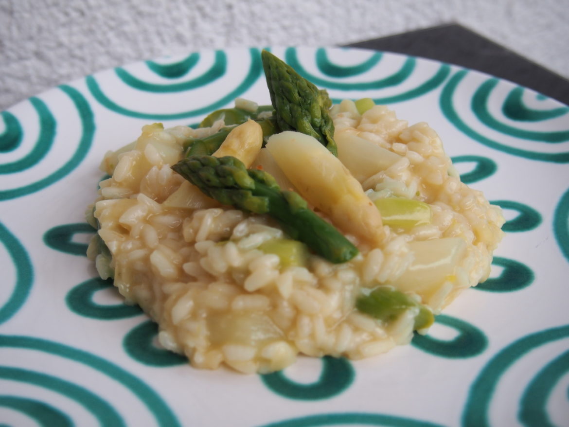 Risotto mit grünem und weißem Spargel