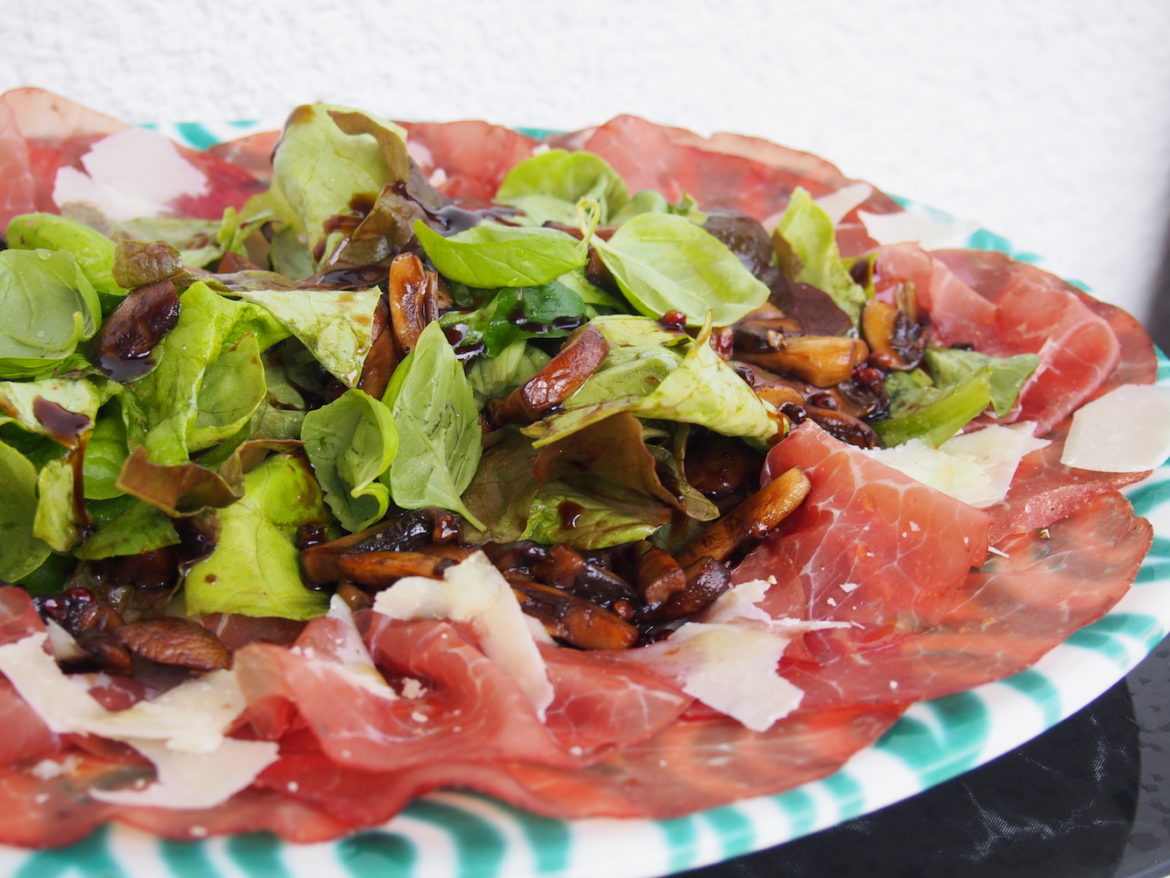 Bresaola mit Salat und Pilzen