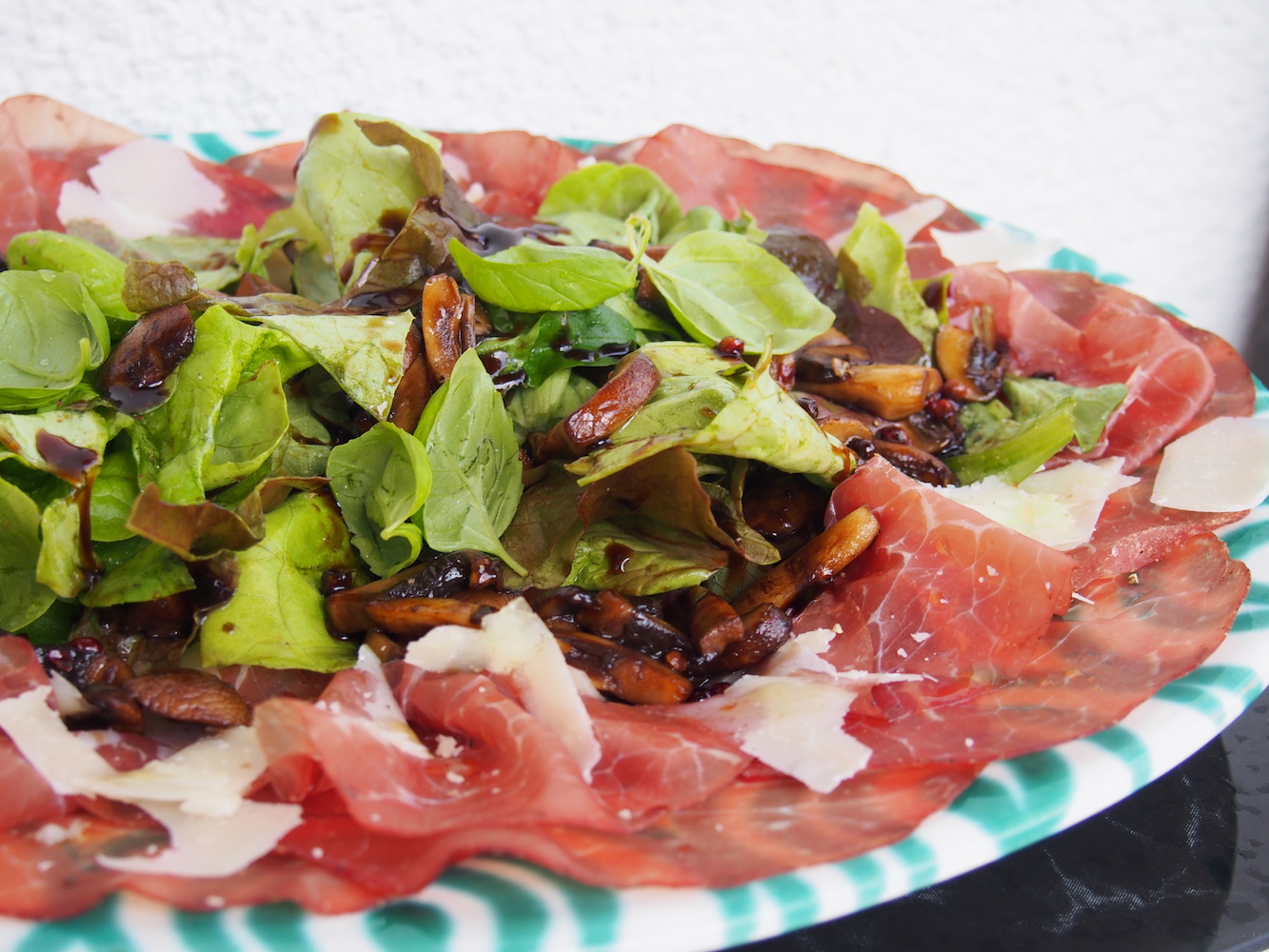 Bresaola mit Salat und Pilzen - Nudel und Strudel - Comfort Food