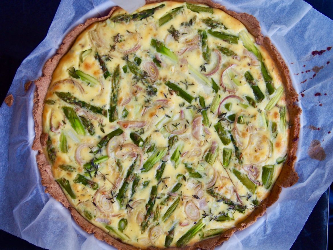 Spargelquiche mit grünem Spargel