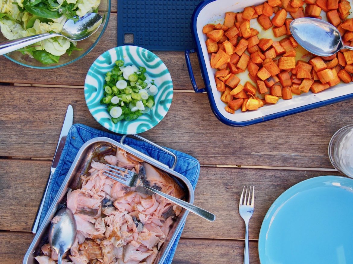 Pulled Lachs mit Süßkartoffel am Tisch