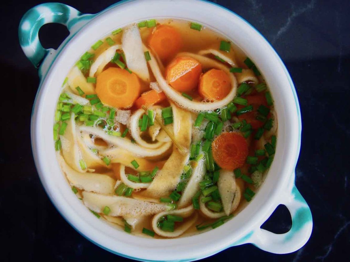 Rindsuppe mit Fritatten - Nudel und Strudel - Comfort Food