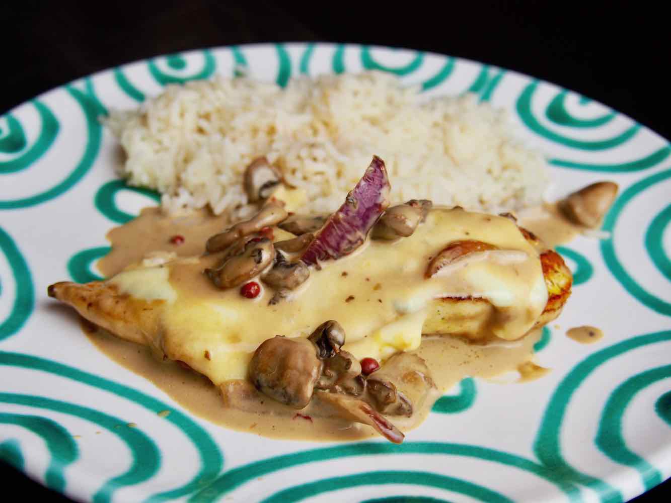 Hühnchen mit Mozzarella &amp; Champignonsauce - Nudel und Strudel