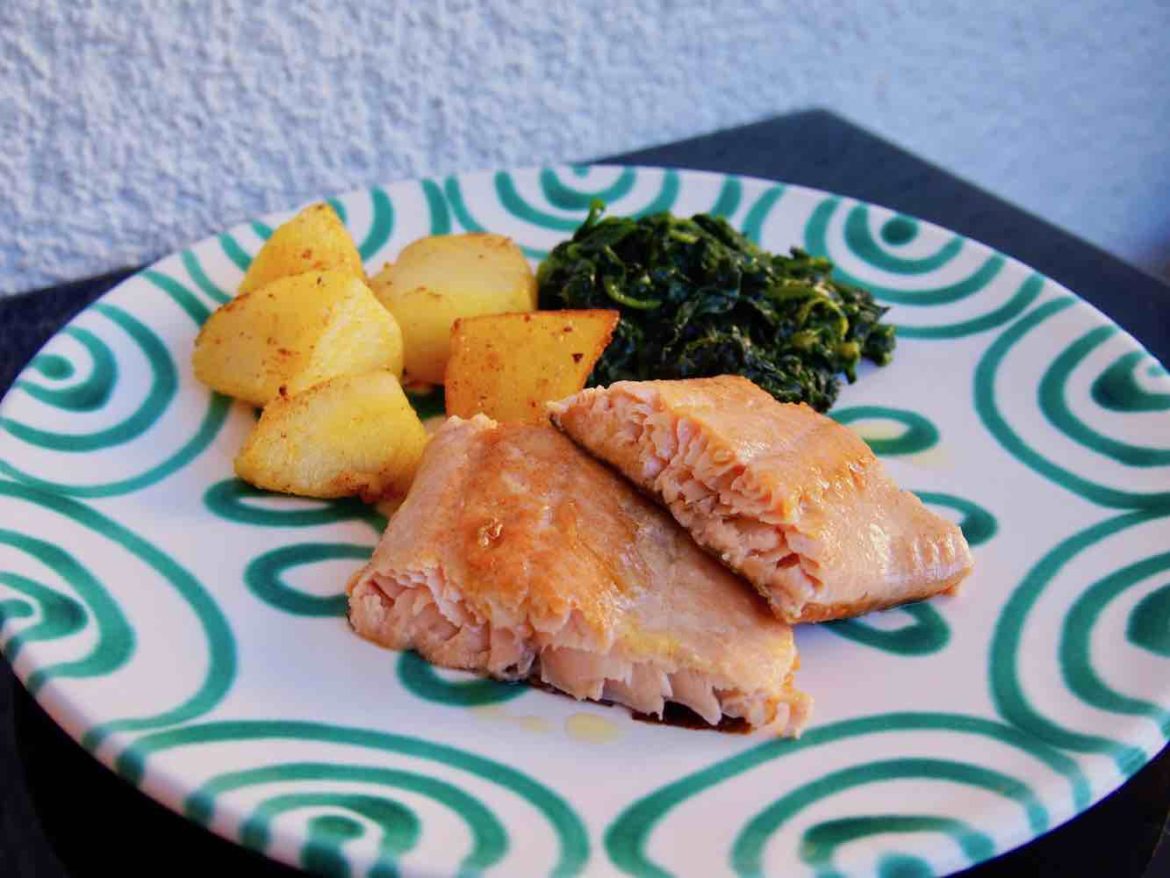 Kross gebrantener Saibling mit Blattspinat und Bratkartoffeln