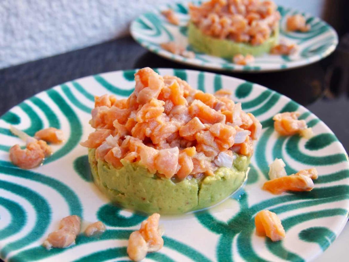 Saiblingstatar auf Avocadocreme