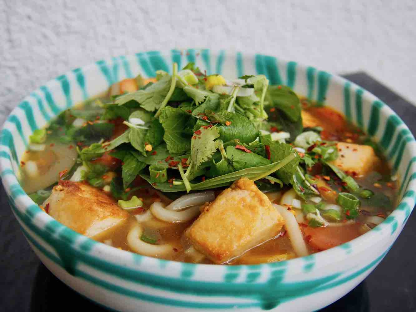 Asiatische Gemüsesuppe mit Tofu und Nudeln - Nudel und Strudel