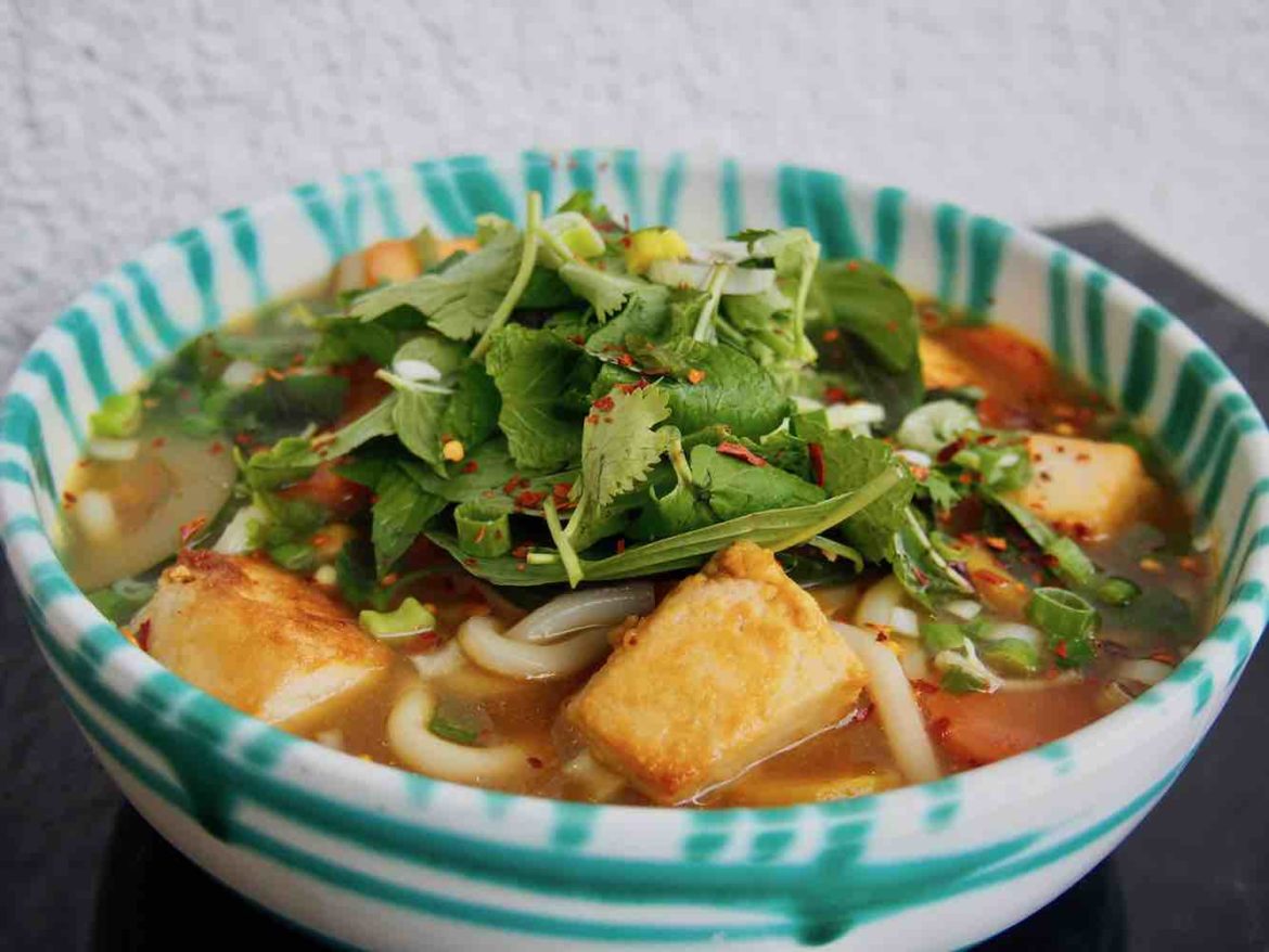 Asiatische Gemüsesuppe mit Nudeln und Toful