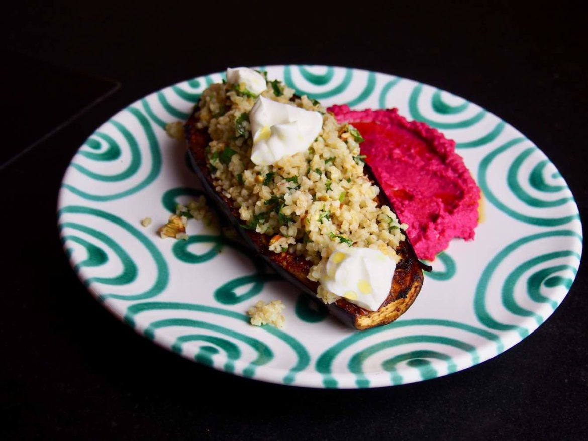 Geschmorte Aubergine mit Bulgursalat