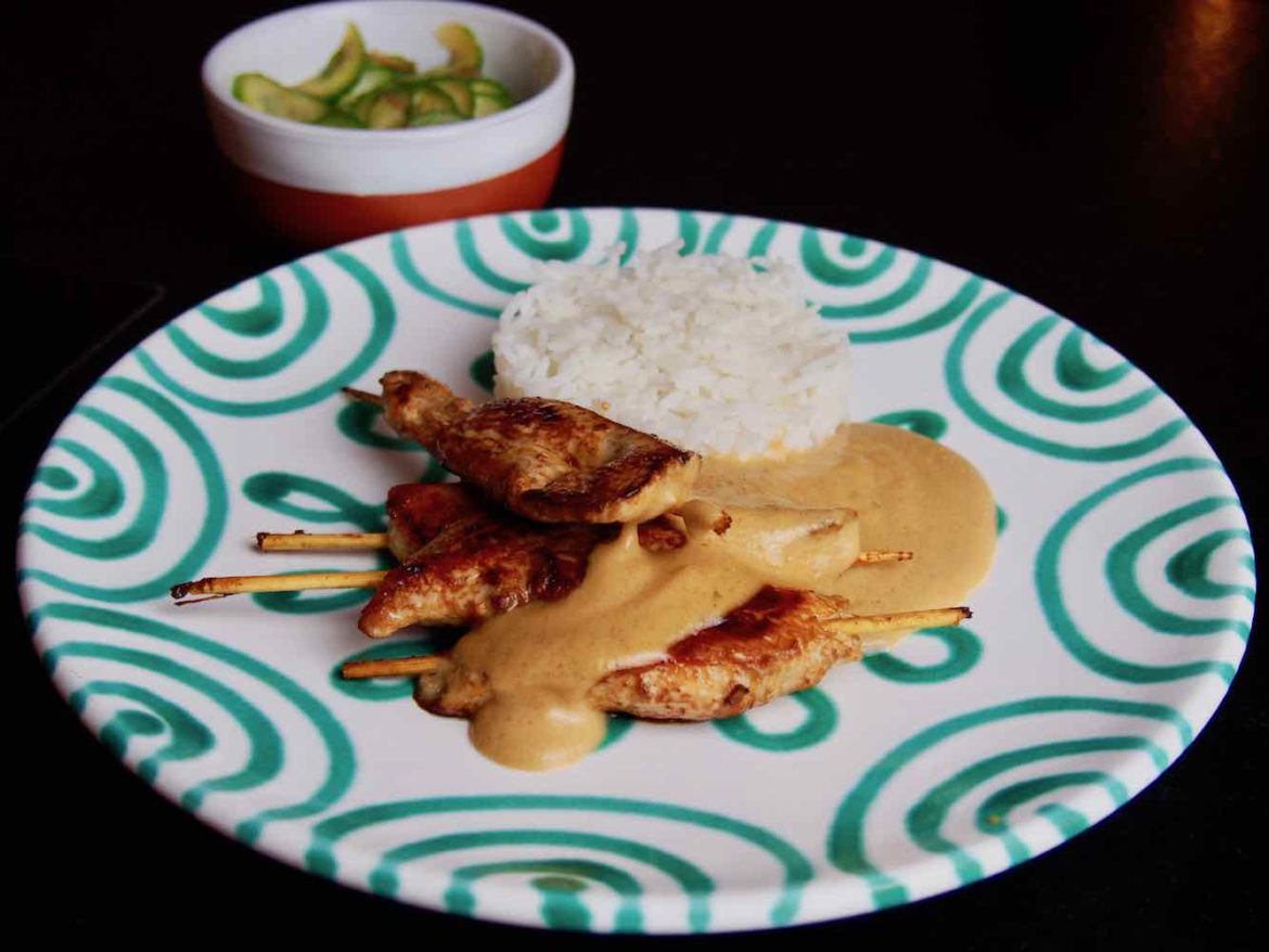 Saté-Spieß vom Huhn mit Erdnusssauce und Gurkensalat