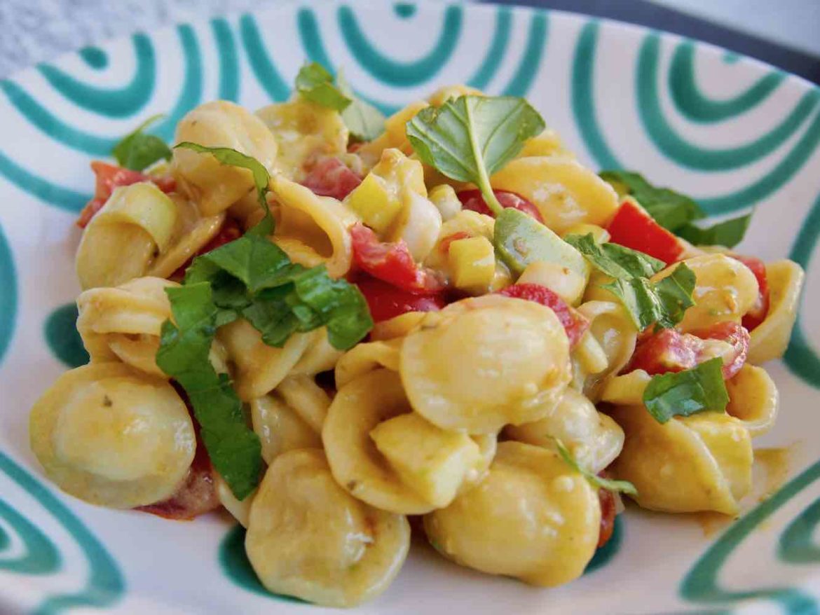 Nudelsalat mit Tomaten und Mozzarella