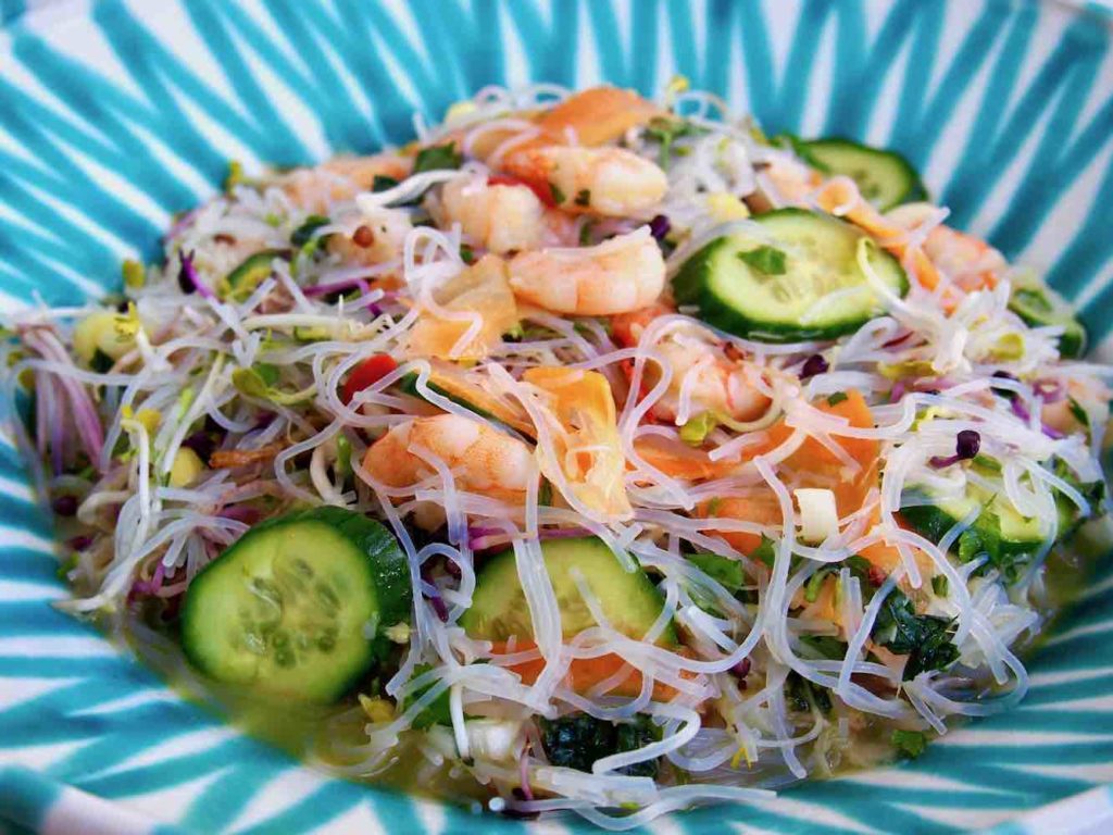 Glasnudelsalat mit Shrimps - Nudel und Strudel - Comfort Food