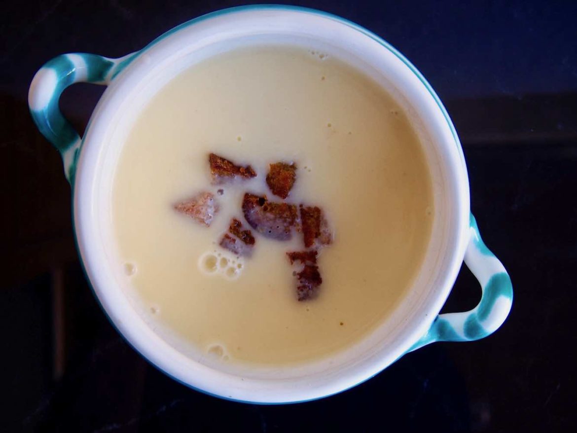 Knoblauchcremesuppe mit Schwarzbrotcroutons