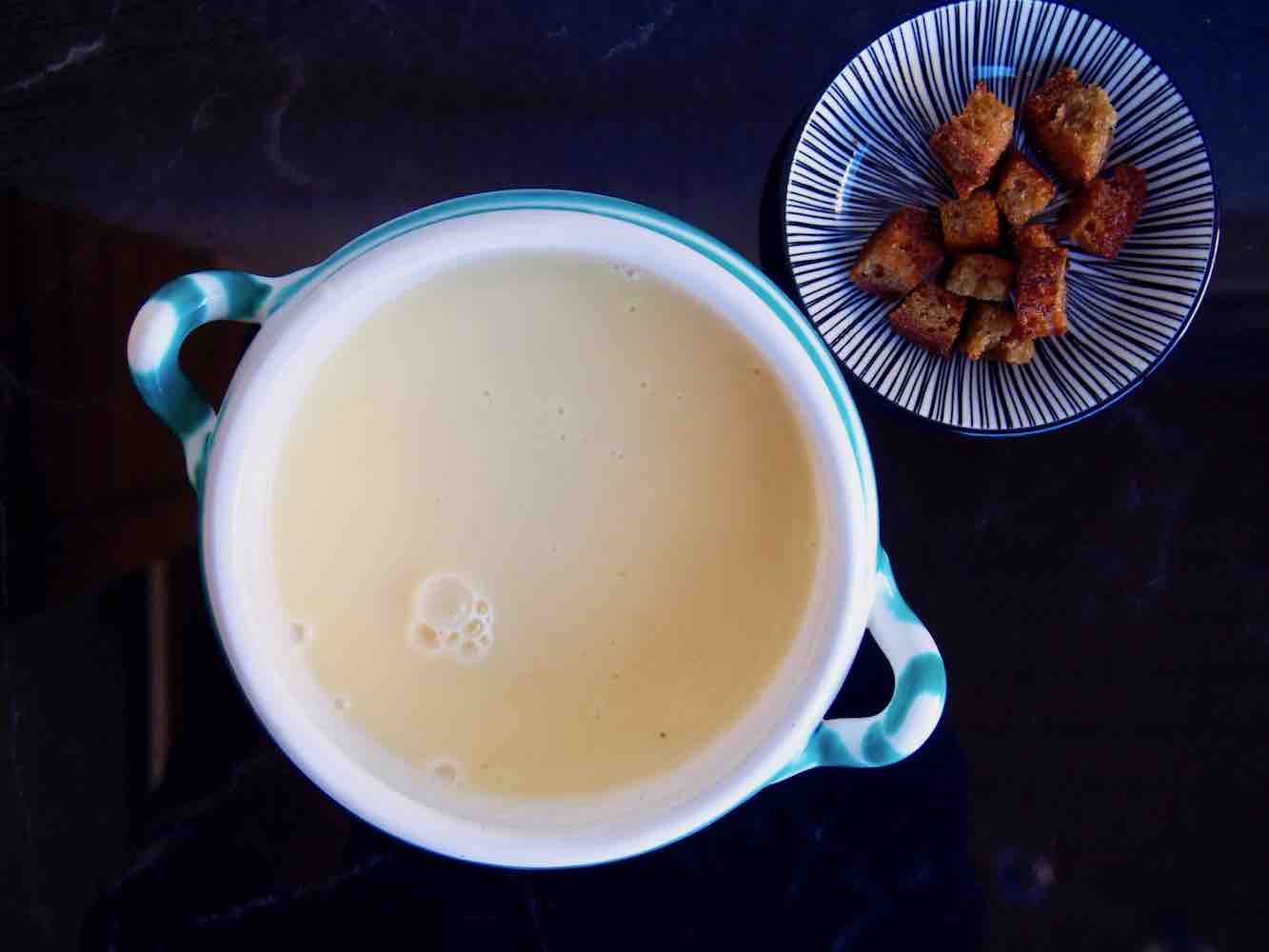 Knoblauchcremesuppe mit Schwarzbrotcroutons - Nudel und Strudel