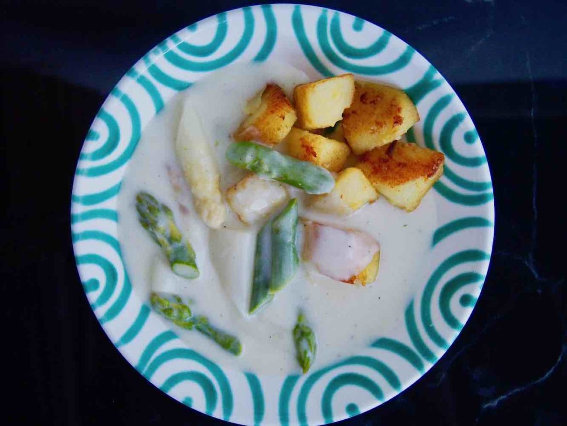 Spargelragout mit knusprigen Kartoffeln