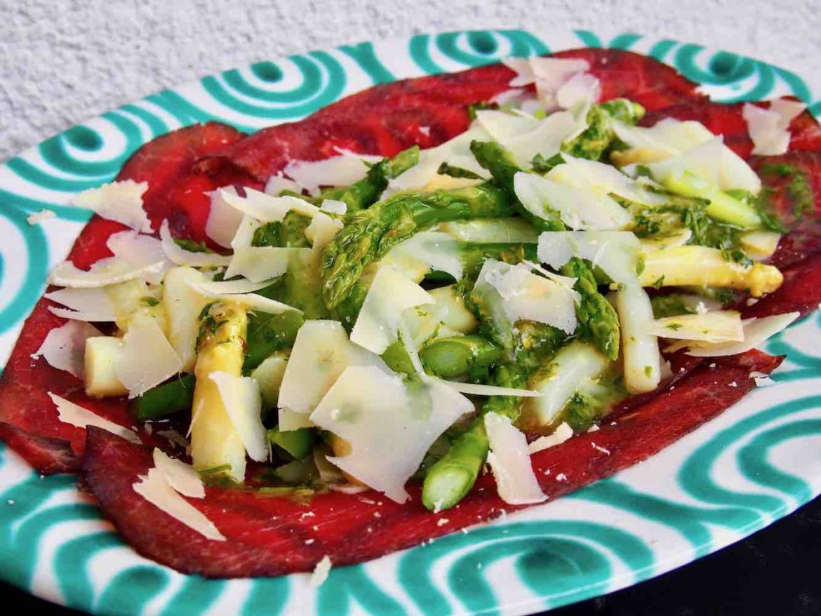Spargelsalat mit Kräutern auf Carne Salada