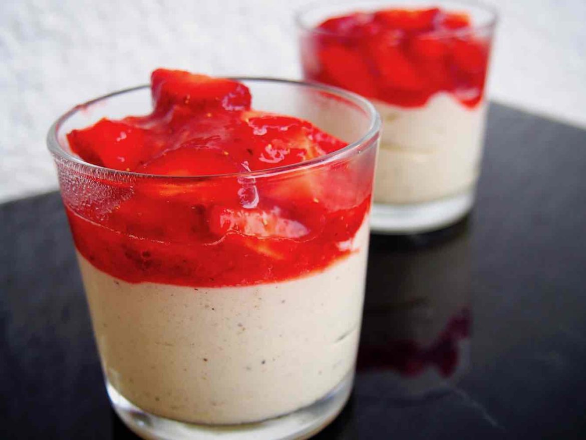 Vanillemousse mit frischen Erdbeeren