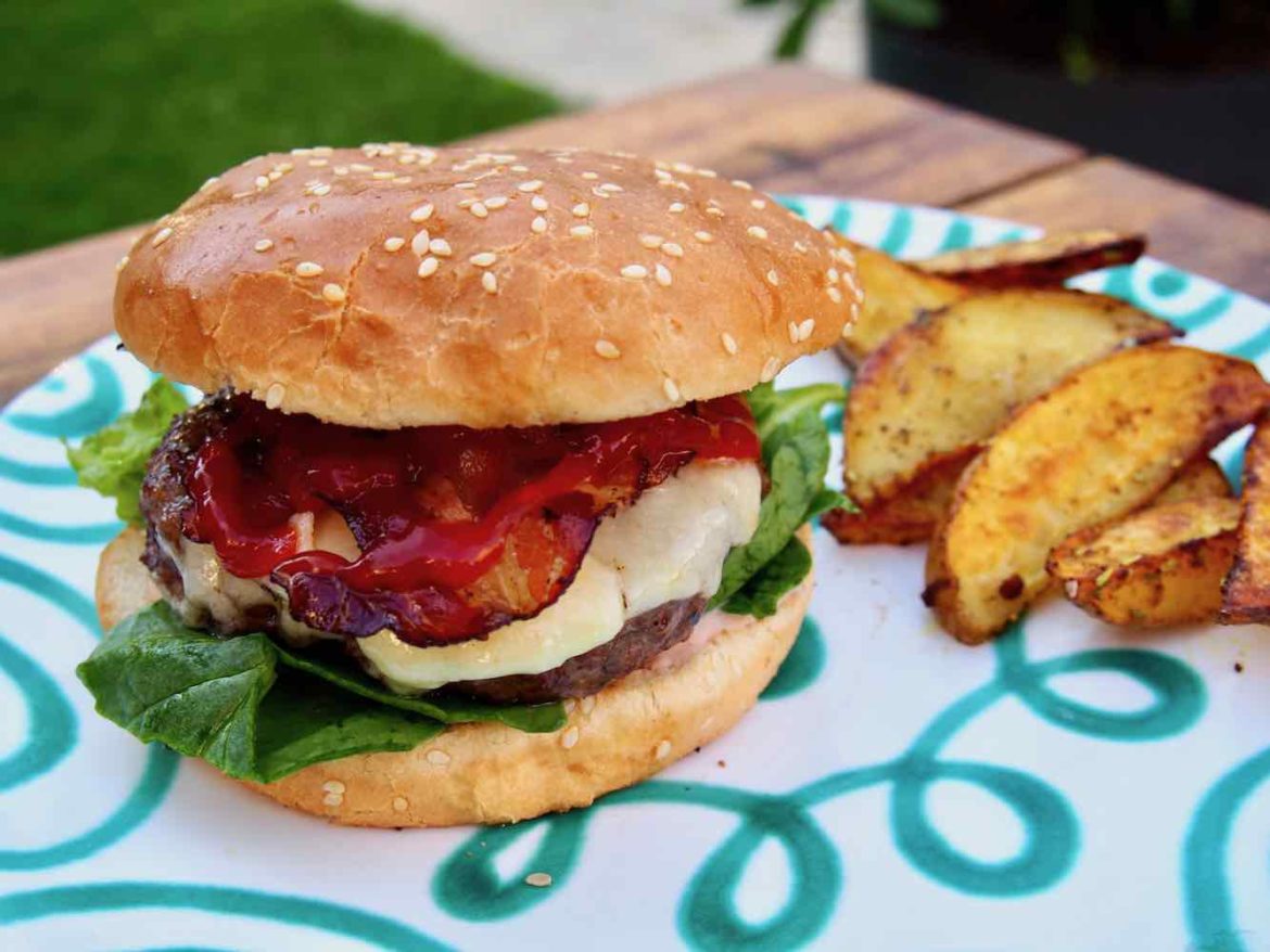 Cheeseburger mit Kartoffeln aus dem Ofen