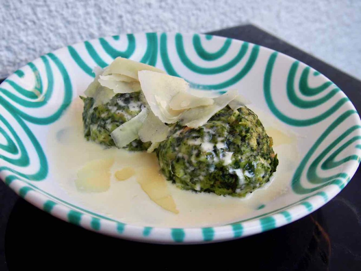 Mangoldknödel mit Käsesauce