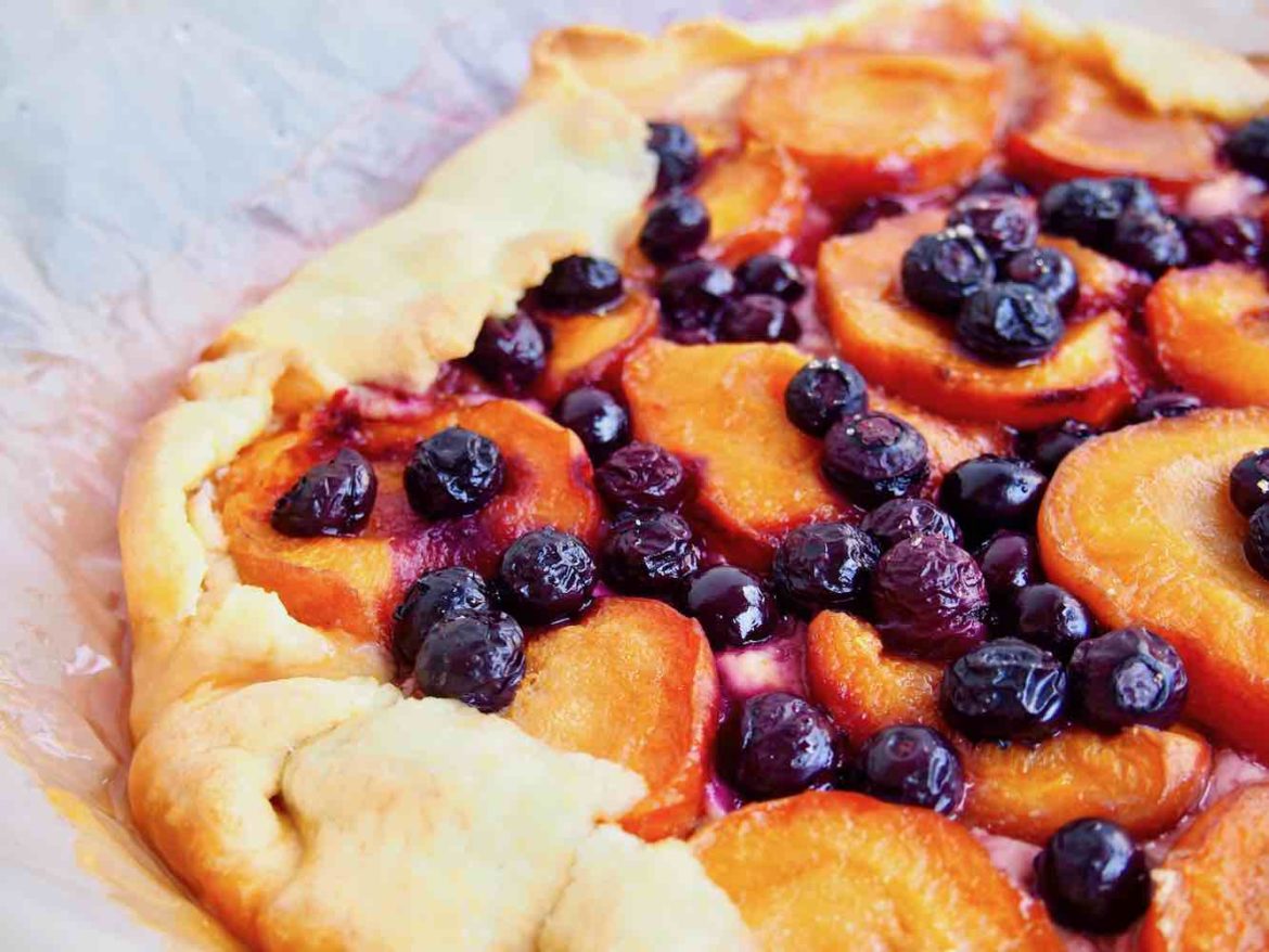 Galette mit Marillen und Heidelbeeren