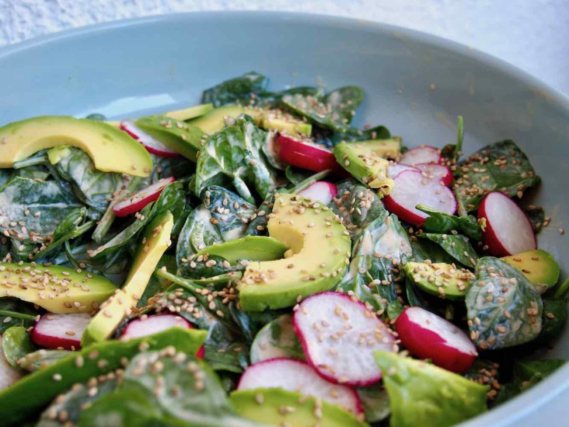 Spinatsalat mit Avocado, Radieschen und Miso-Dressing