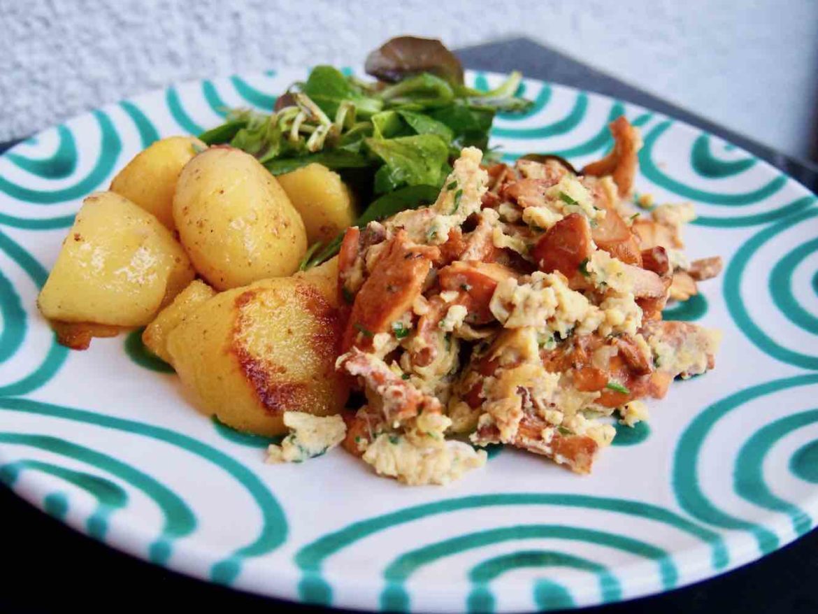 Geröstete Eierschwammerl mit Ei und Bratkartoffeln
