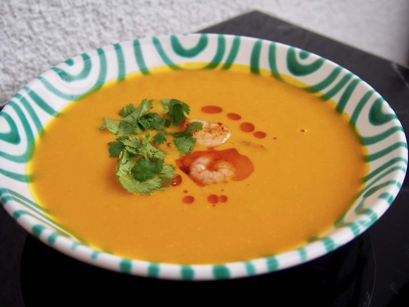 Kürbis-Kokos-Suppe mit Chili-Garnelen - Nudel und Strudel - Comfort Food