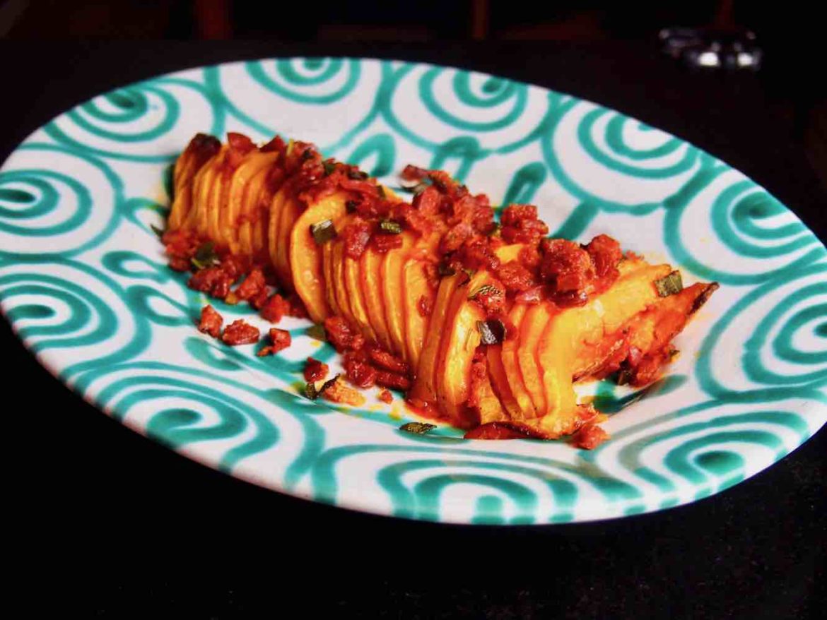 Hasselback-Kürbis mit Chorizo und Salbei