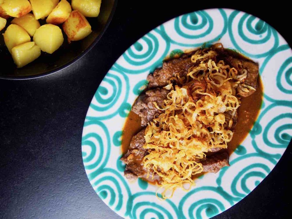 Zwiebelrostbraten mit Bratkartoffeln