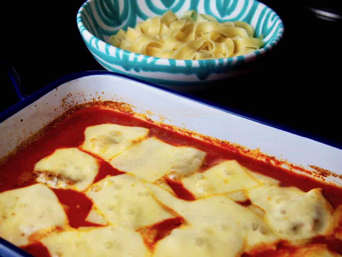 Schweinefilets mit Käse in Tomatensauce