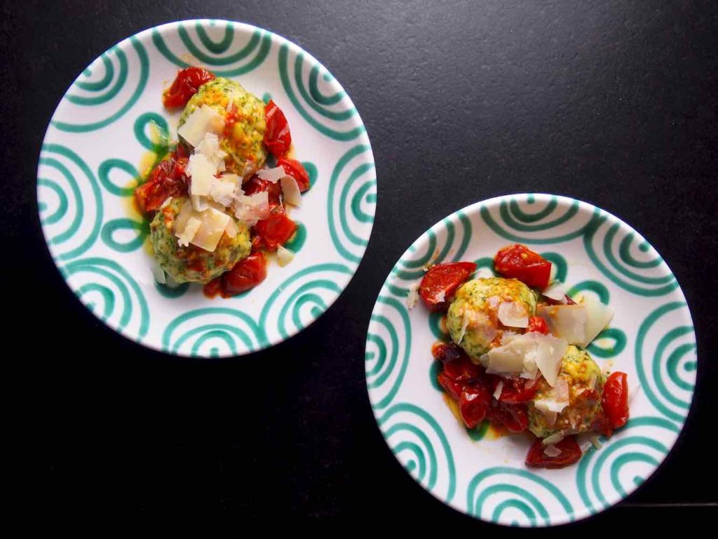 Bärlauchknödel mit Tomaten