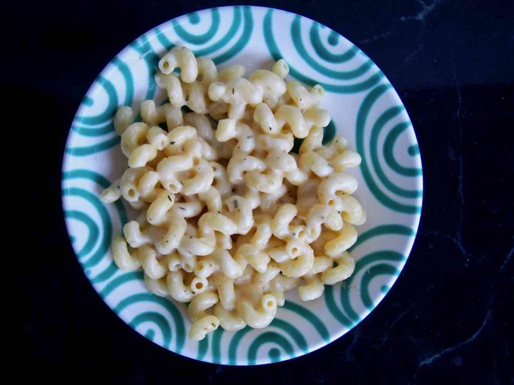 Pasta mit Kräuter-Käse-Sauce