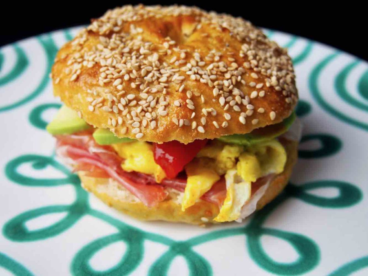 Frühstücksbagel mit Prosciutto, Avocado, Ei