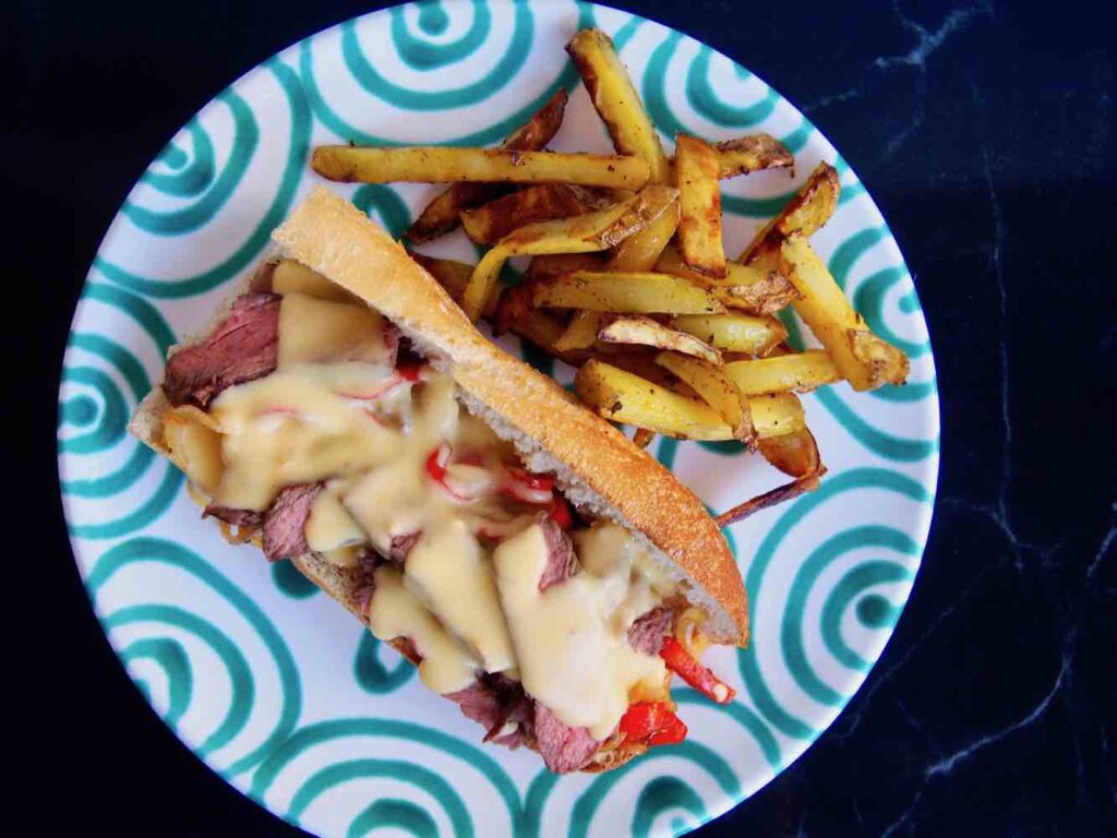 Philly Cheesesteak mit Pommes