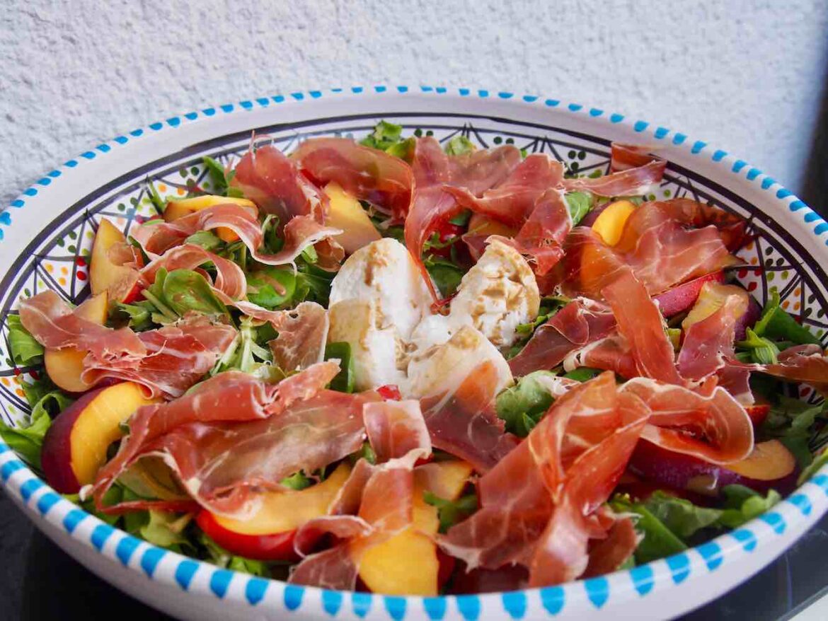 Sommersalat mit Burrata & Nektarinen Sommersalat mit Burrata & Nektarinen