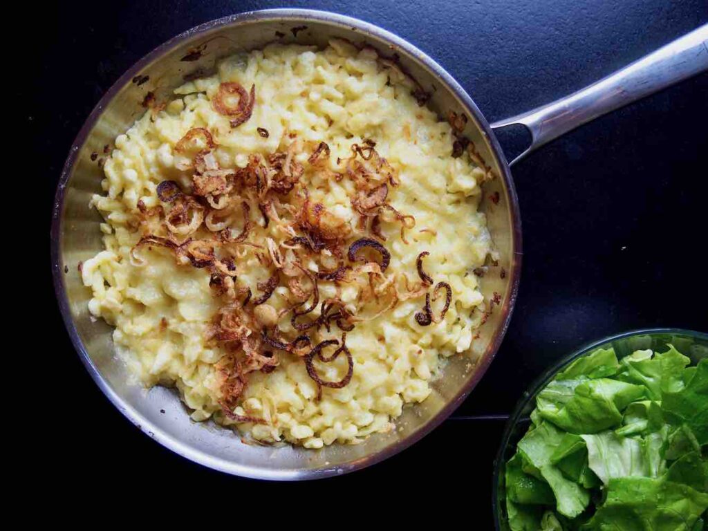 Käsespätzle mit Blattsalat