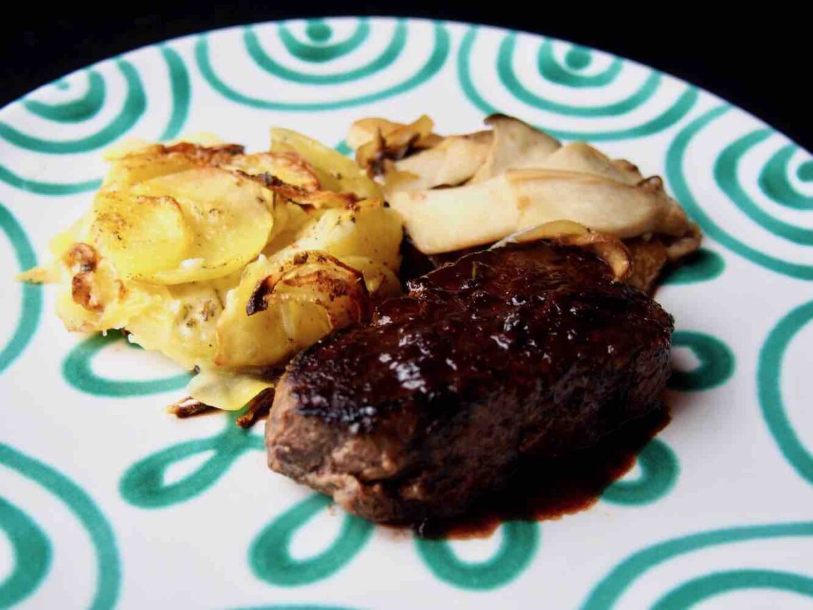 Hirschrückensteak mit Kartoffelgratin und Pilzen