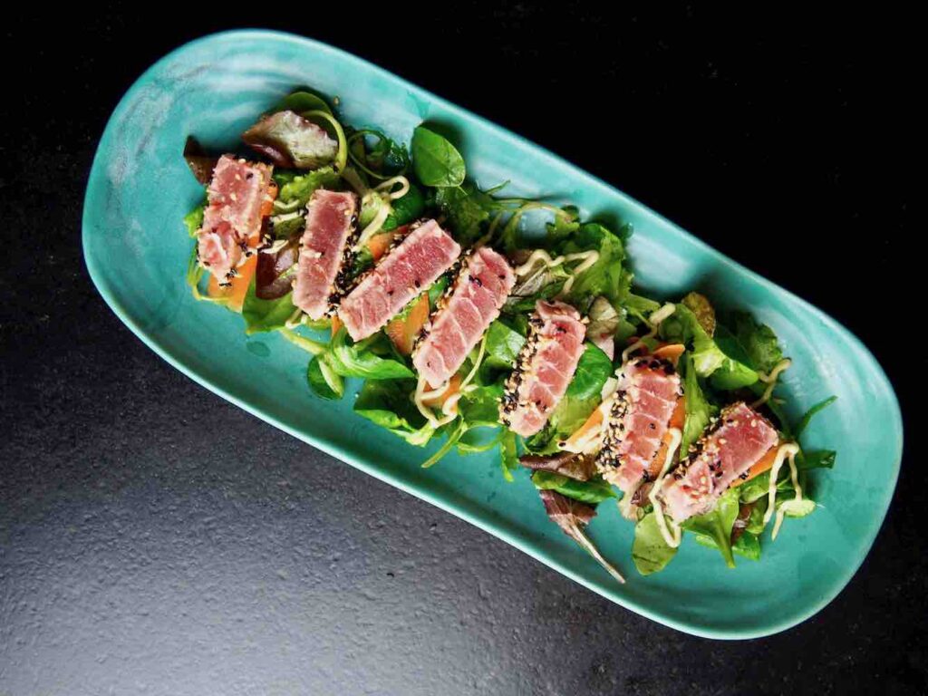 Tuna Tataki auf Salat