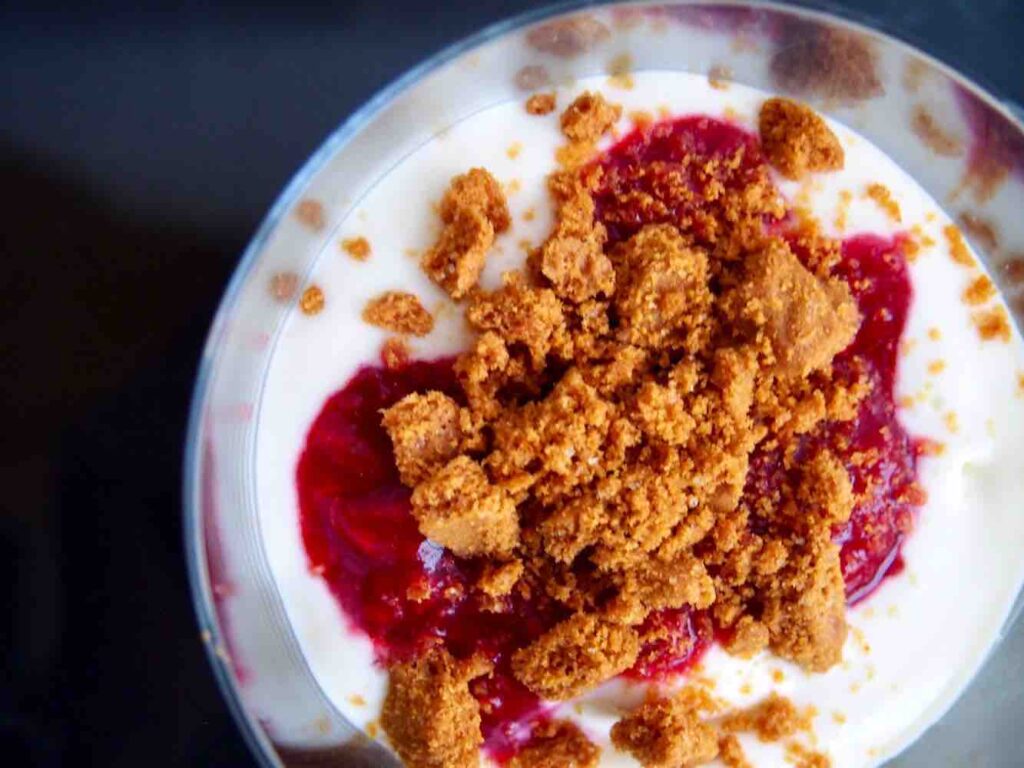 Vanillecreme mit Himbeeren