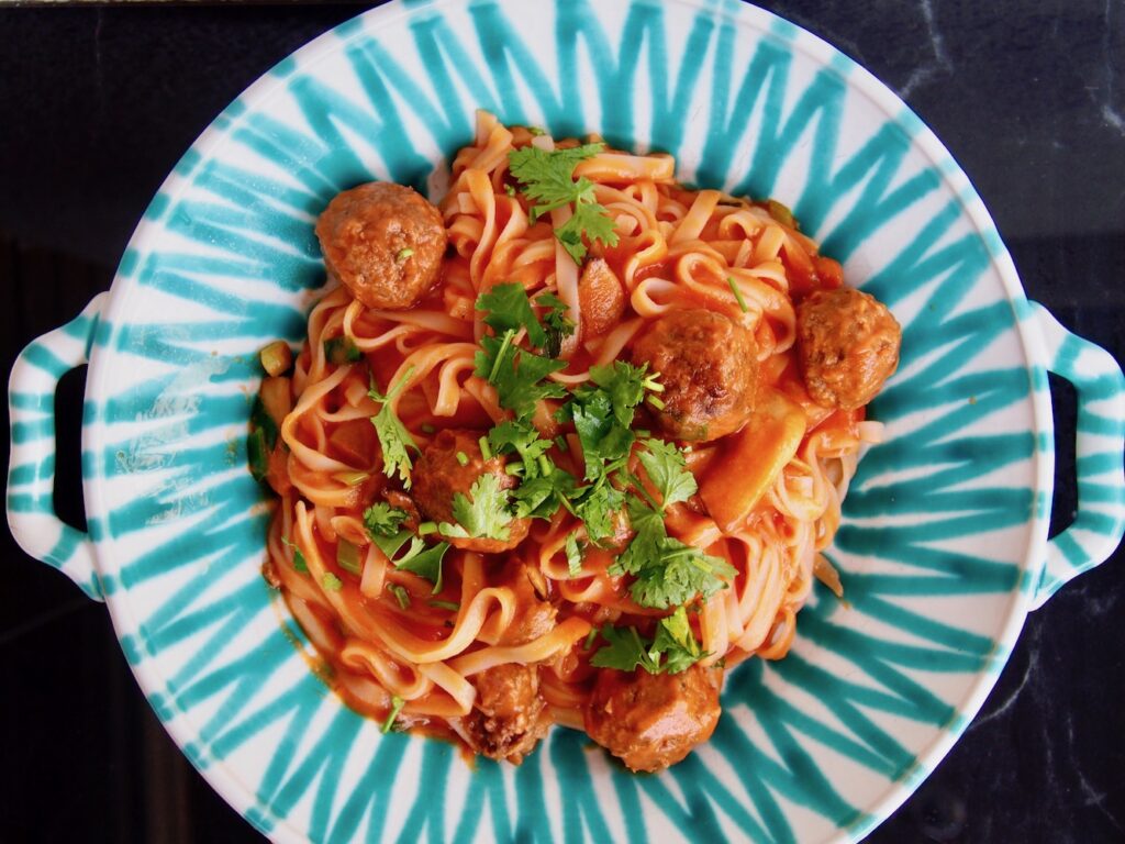 Reisnudeln mit Tomaten-Kokos-Sauce, Pilzen und Vleischbällchen